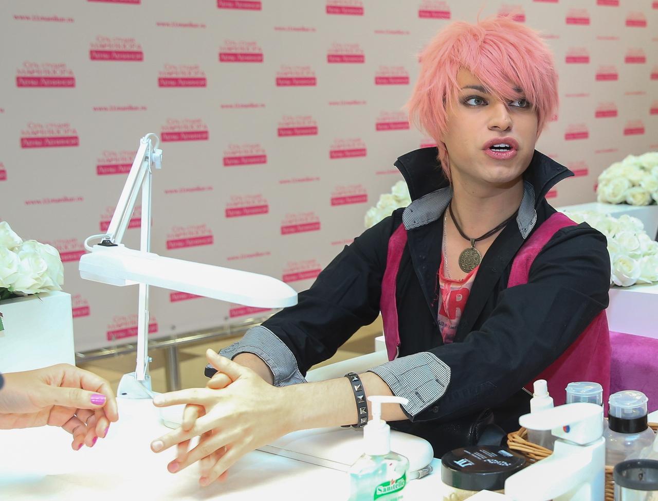 Известный шоумен остался без волос и с волдырями после посещения салона в центре Москвы