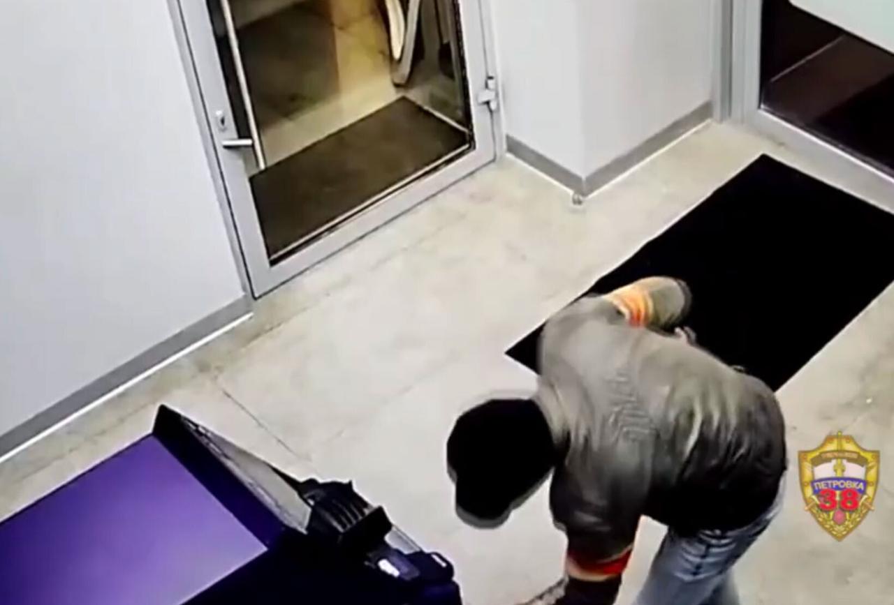 Мигрант с ледорубом попытался ограбить банкомат в Москве