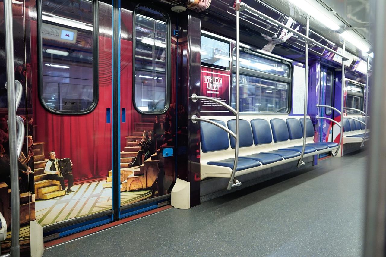 Мужчина отправил девушку «на родину к обезьянам» и ударил в метро Москвы
