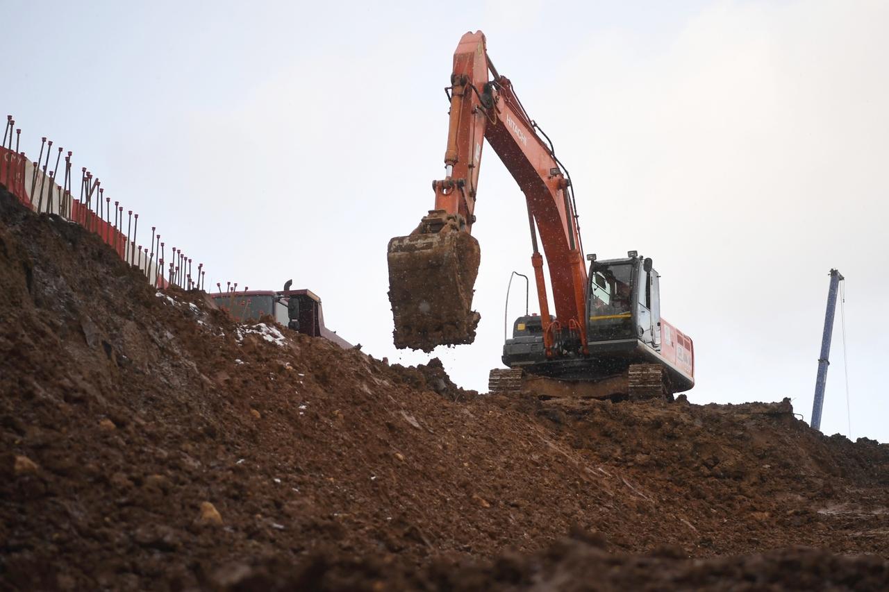 Мужчина угнал экскаватор-погрузчик со стройки в Москве