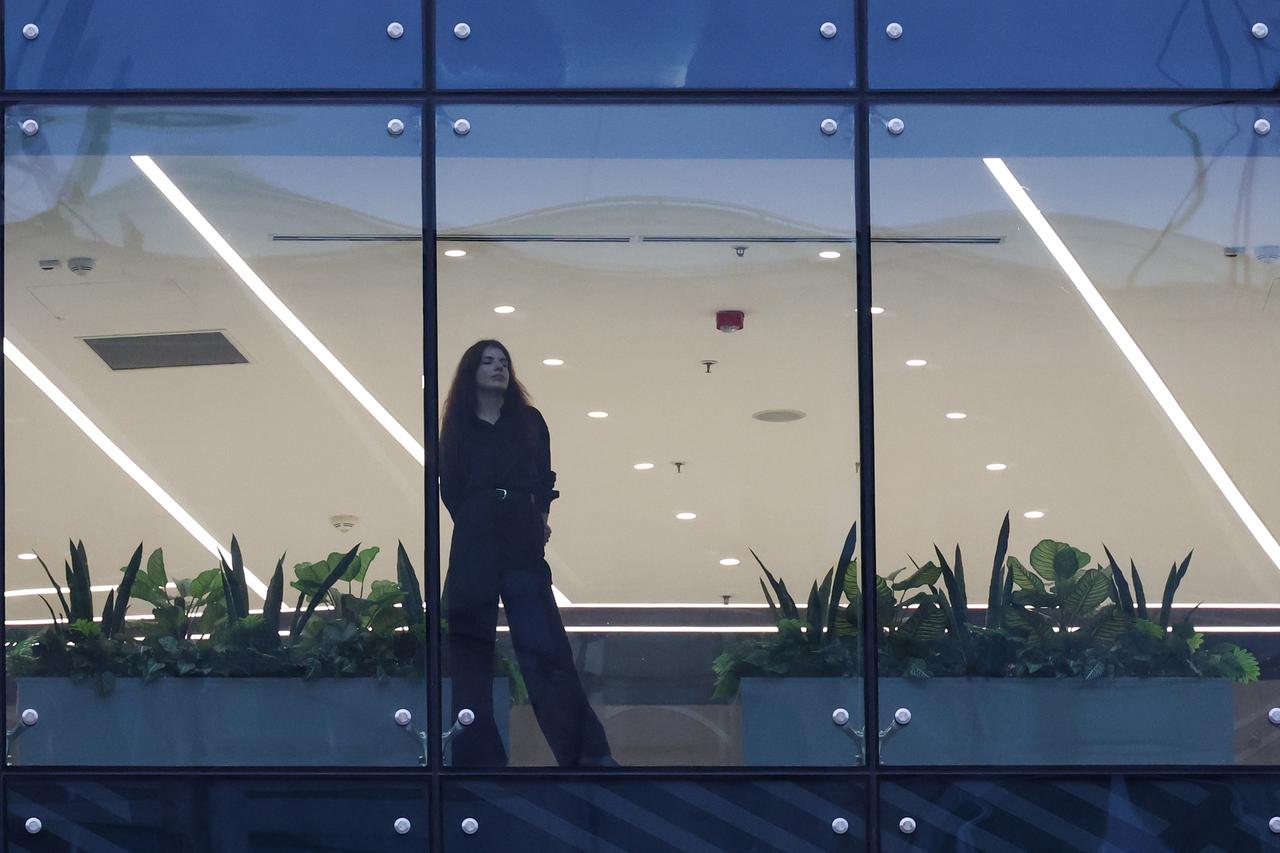 Работающим в офисе москвичам назвали простые способы снять боль в спине и шее