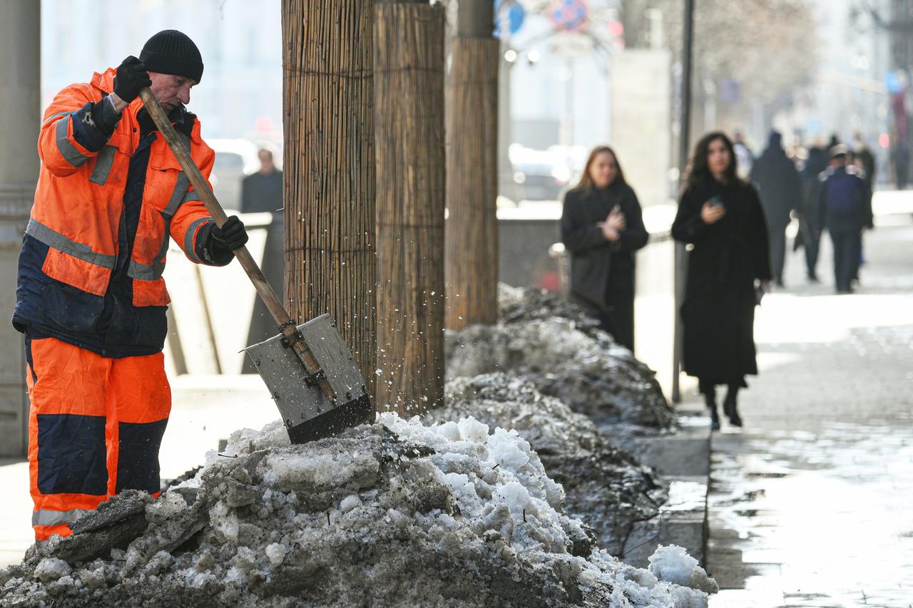 Москвичам назвали срок избавления от снега