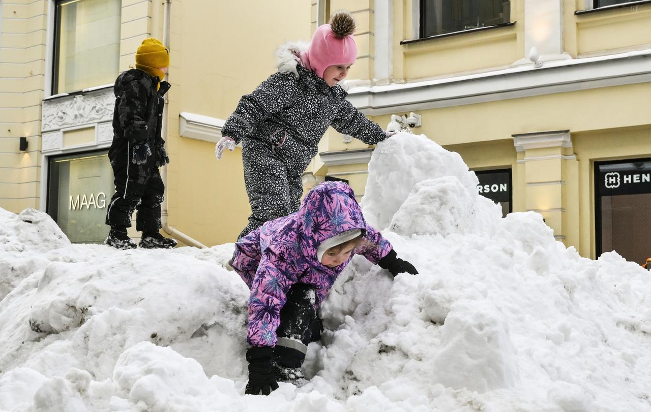 Назван срок исчезновения сугробов в Москве