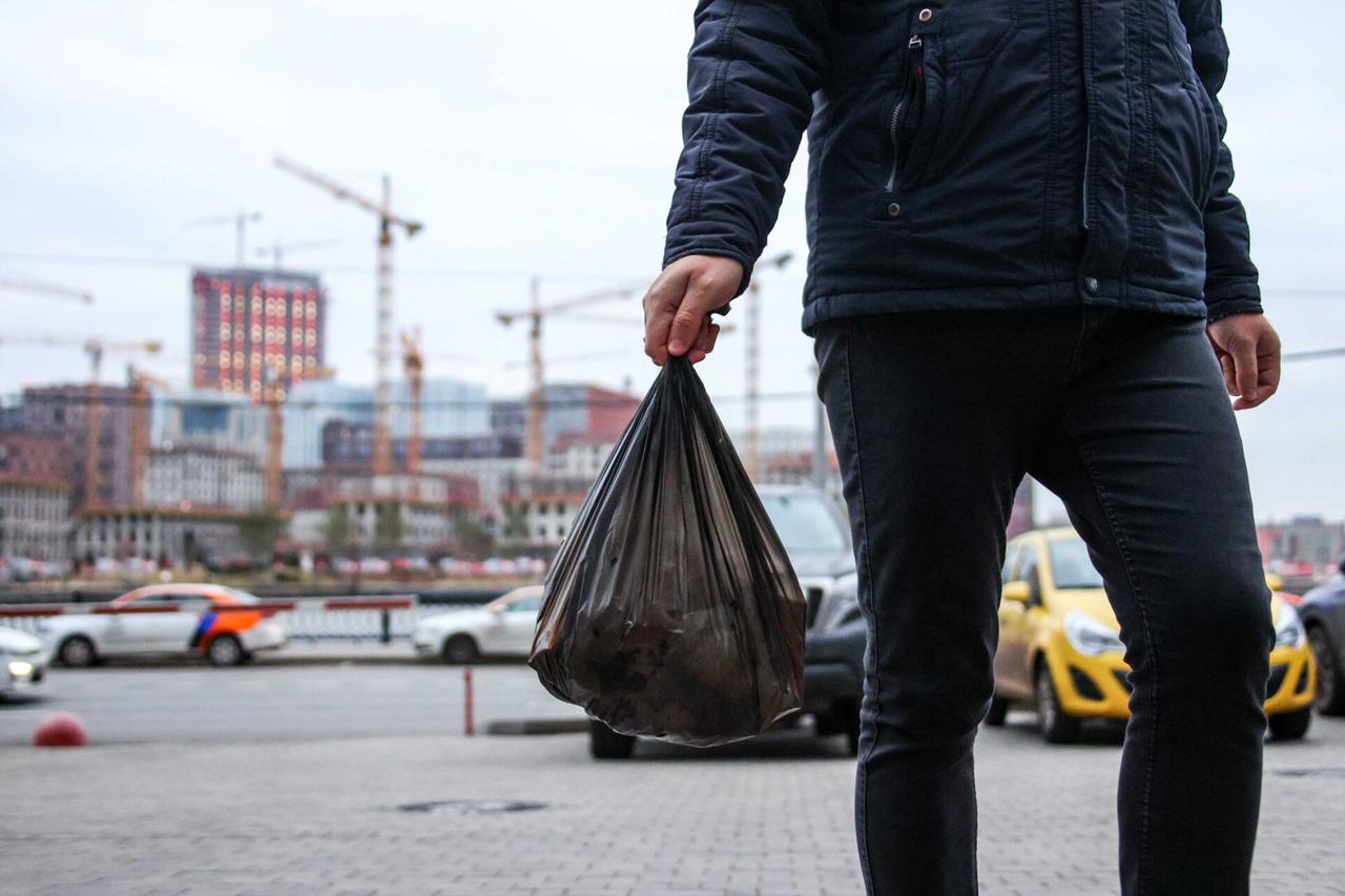 Москвичам напомнили о штрафах за мусор у двери