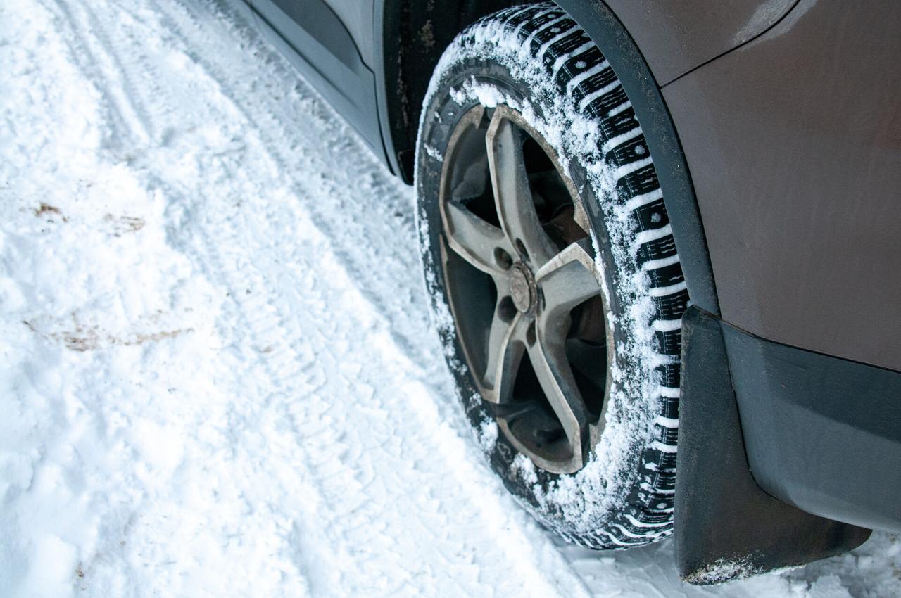 Московским автомобилистам порекомендовали повременить с заменой резины на летнюю