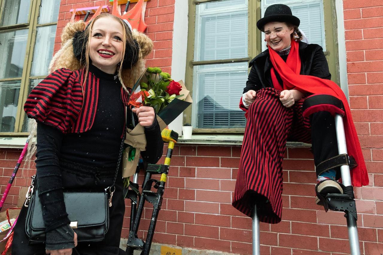 Россияне назвали бытовой и абсурдный юмор лучшим способом справляться с вызовами