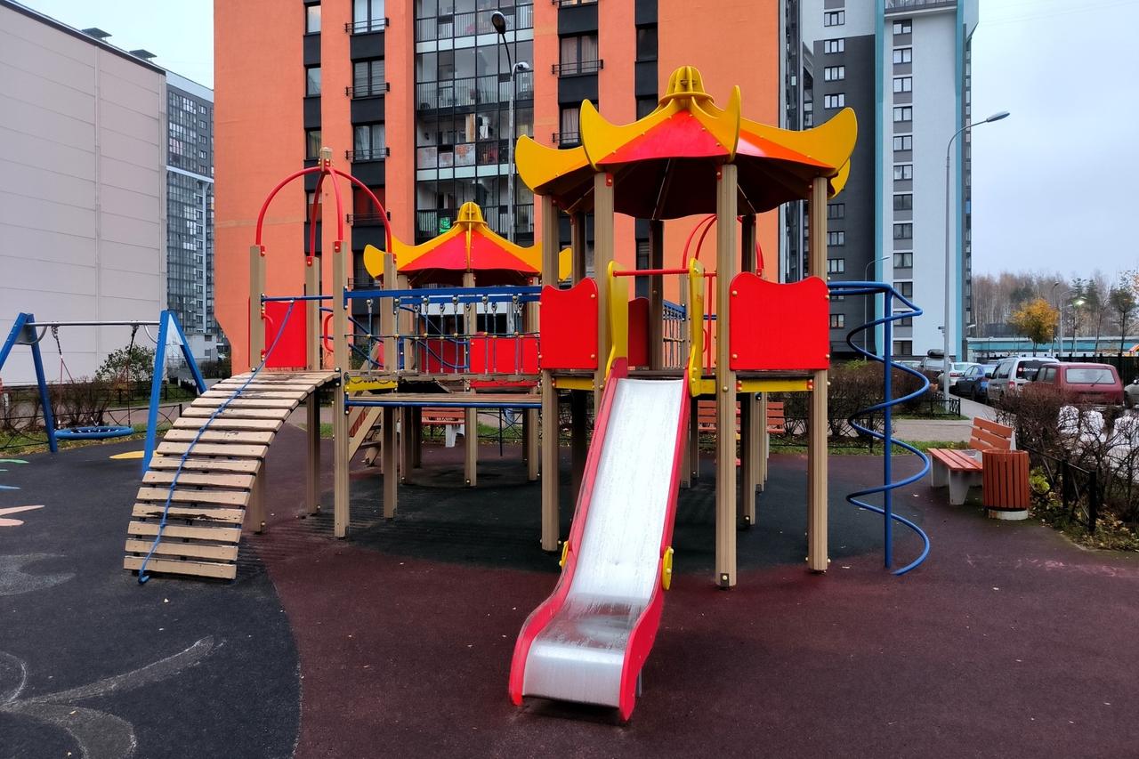 Тело северокорейца два часа лежало на детской площадке в Москве