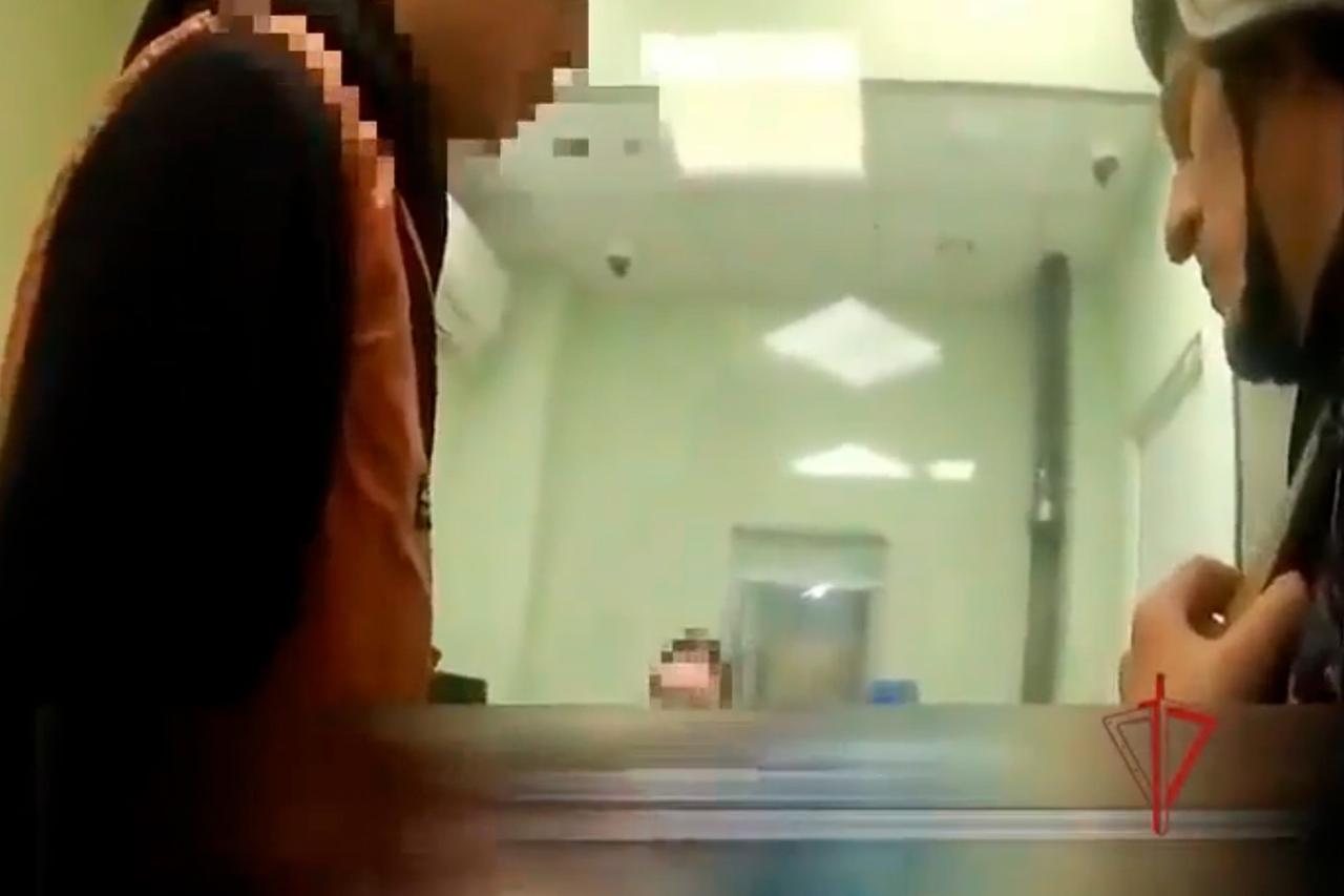 В Москве росгвардейцы задержали мужчину за действие в банке