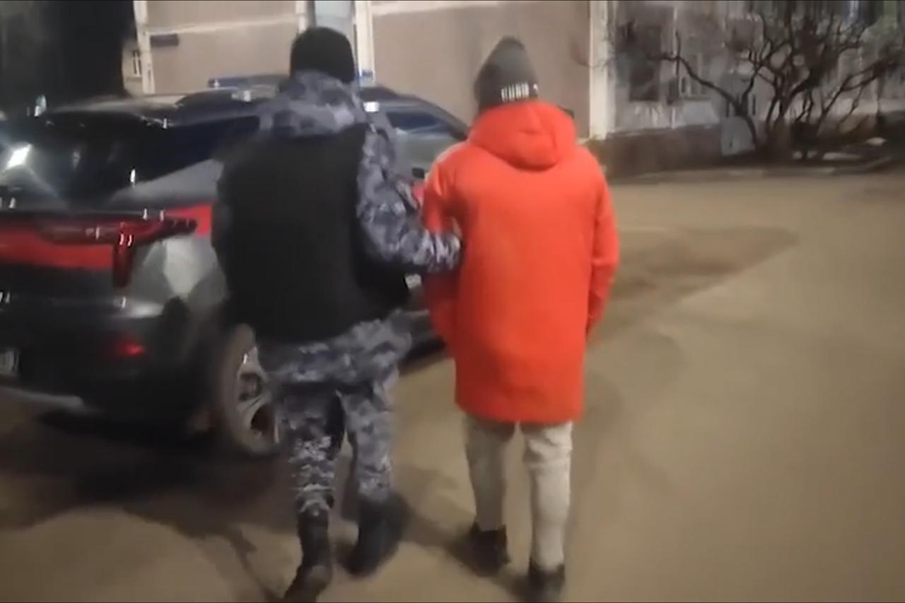 В Москве задержали курьера из-за пачки лапши