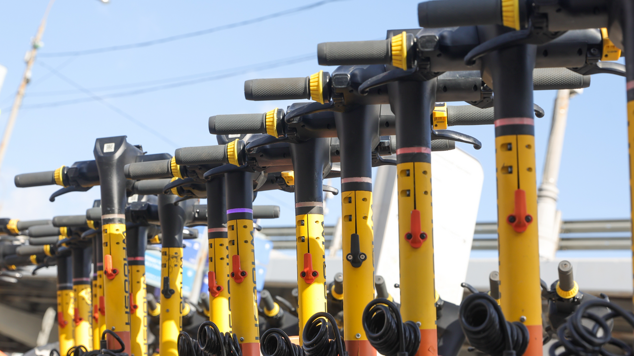 Подростки на электросамокате сбили пенсионера в Москве и скрылись