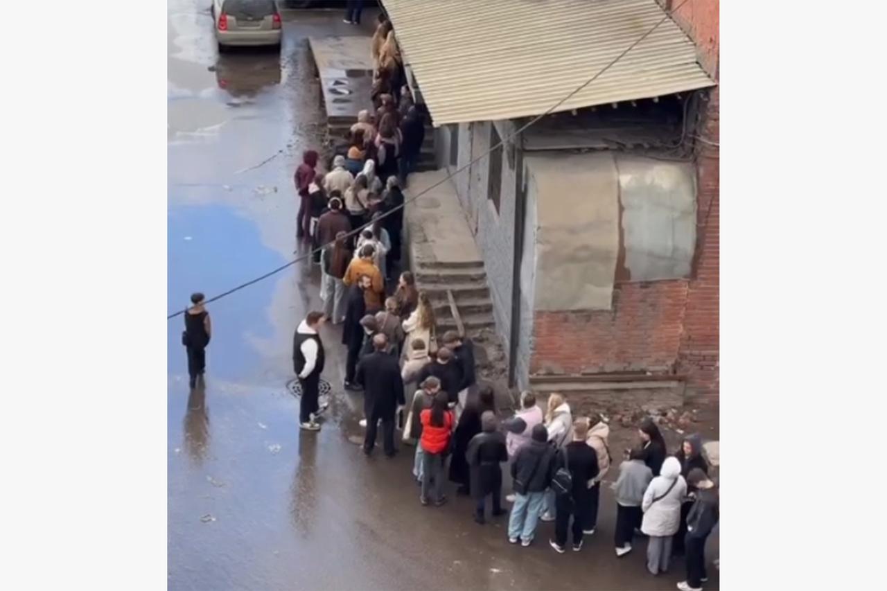 Москвичи выстроились в очередь за бесплатными тюльпанами