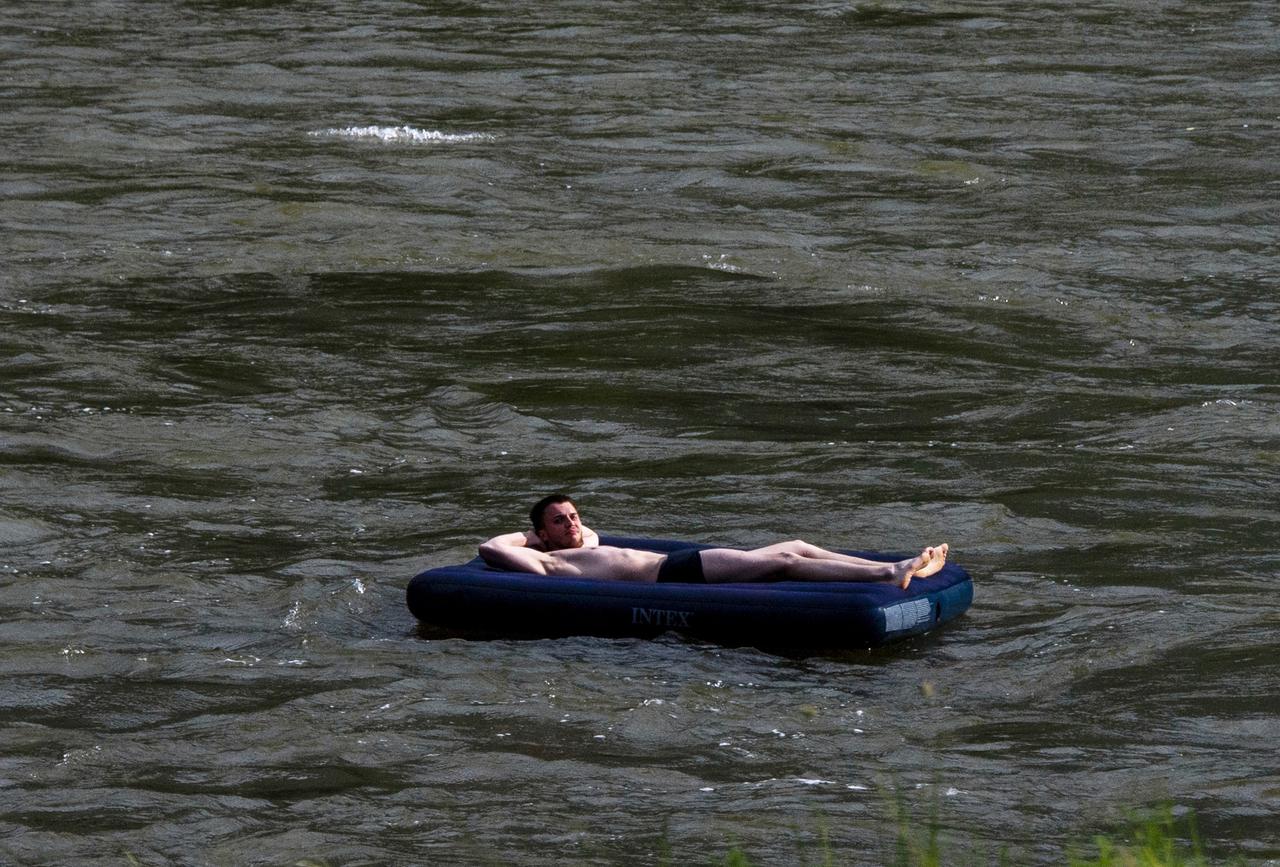 Мужчина в плавках устроил заплыв по Москве-реке на надувном матрасе