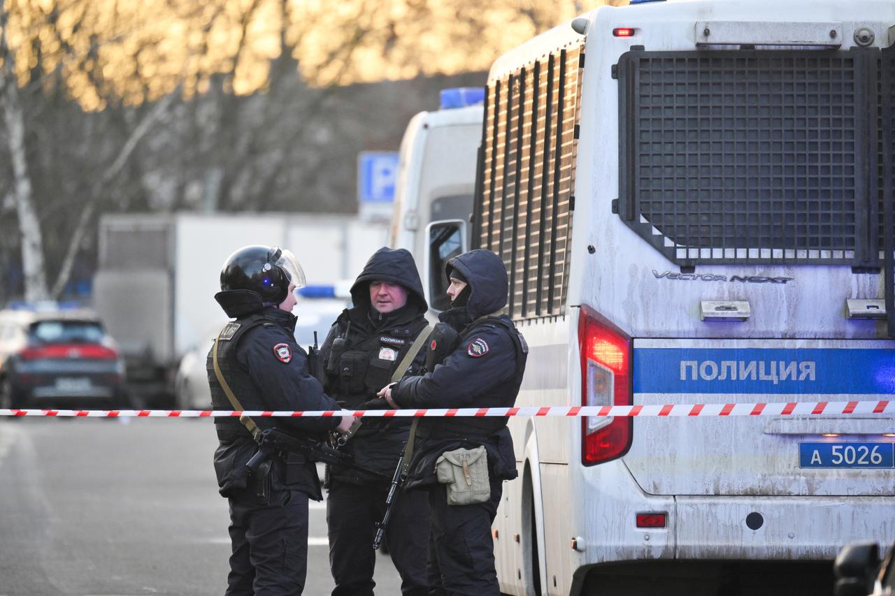 Голую девушку с ранами нашли возле дома в Москве