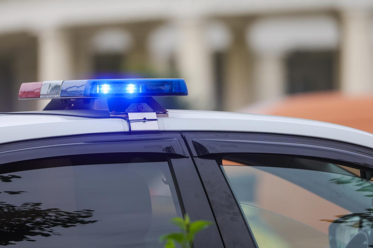 В Москве человек оказался зажат в автомобиле после аварии