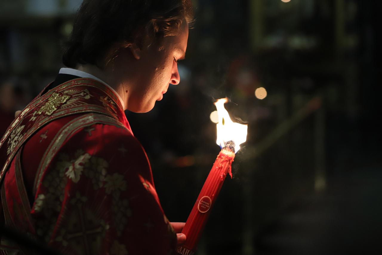 В Москву доставили Благодатный огонь