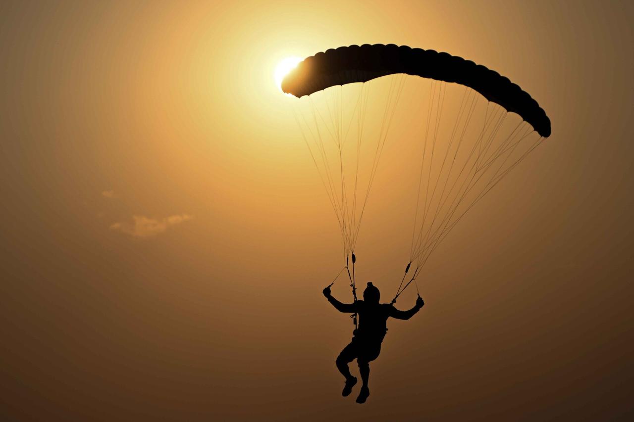 Москвичей призвали забыть о прыжках с парашютом навсегда