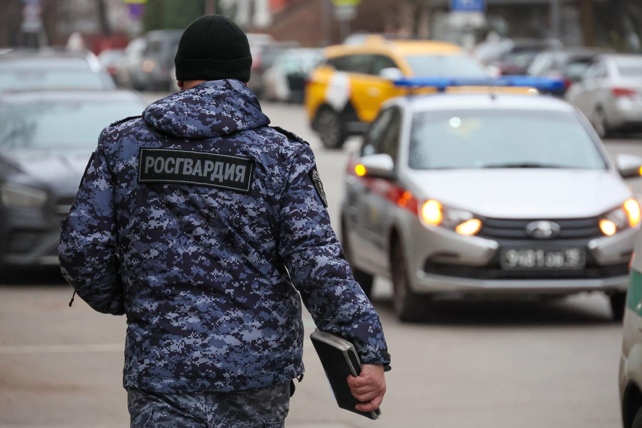 Росгвардейцы выстроили «паровозик» из воров-мигрантов