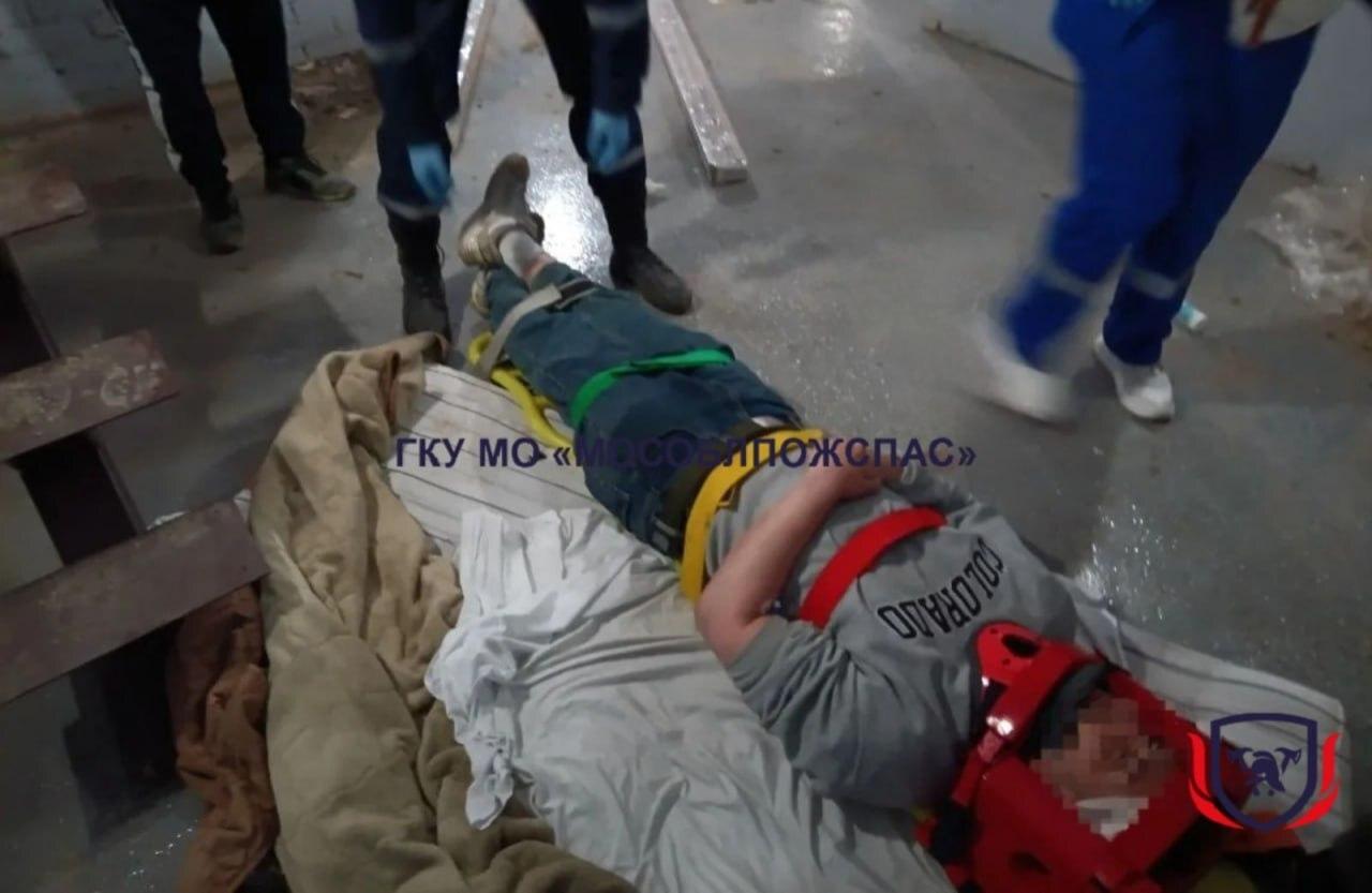 В Подмосковье спасли сорвавшегося в подвал мужчину