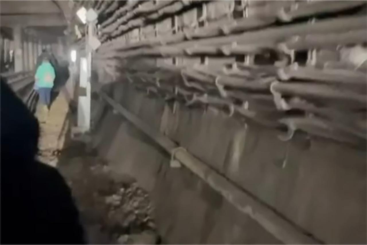 Россиянам пришлось идти по шпалам из-за задымления в метро Москвы