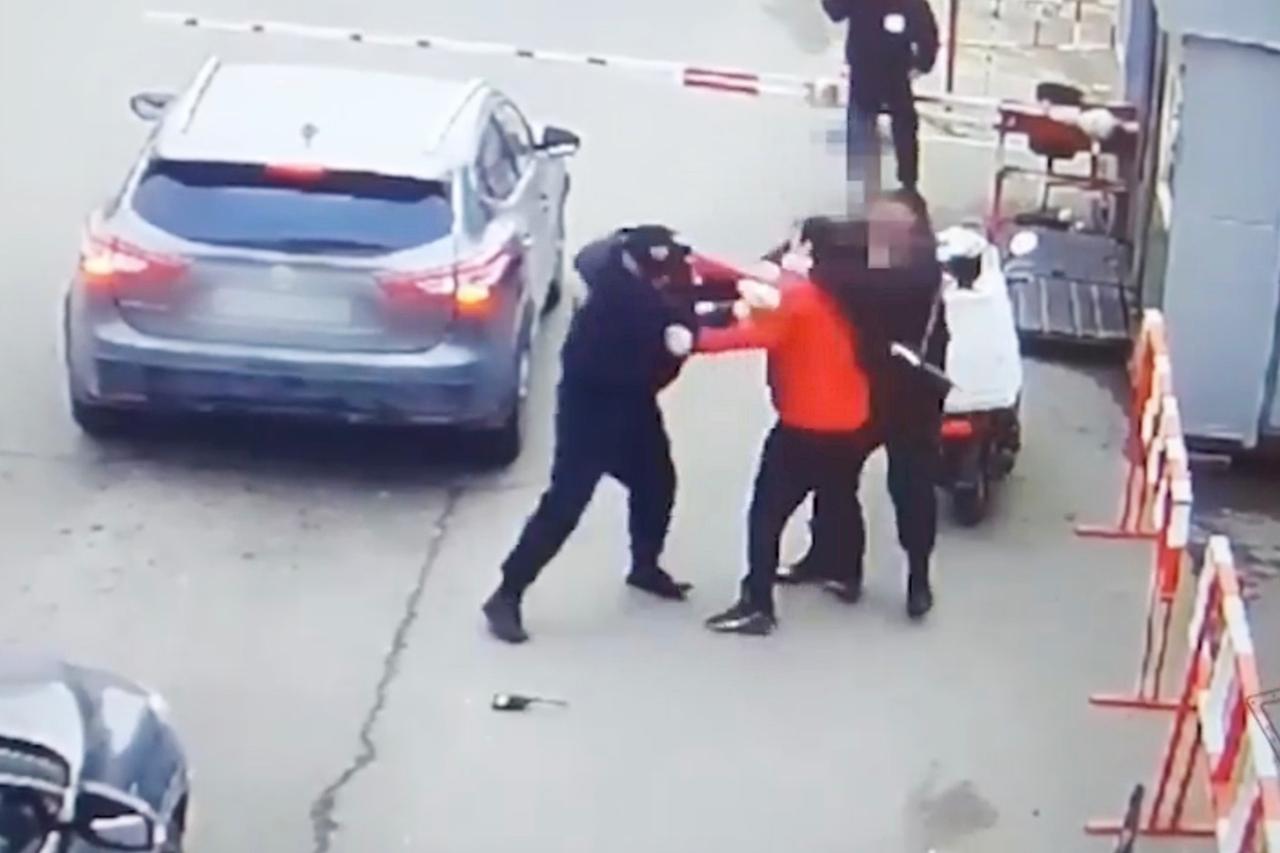 Приезжий на скутере напал на охранника в Москве и попал на видео