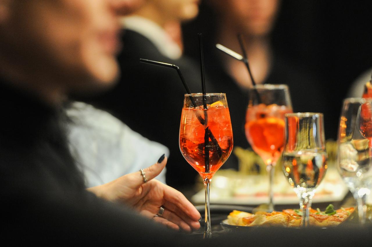 Москвичей предупредили о незаконности случаев включения чаевых в счет