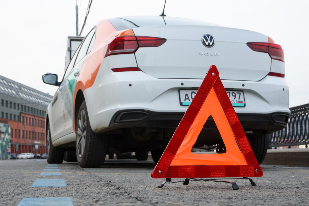 Водитель каршеринга сбил двух пешеходов в Москве