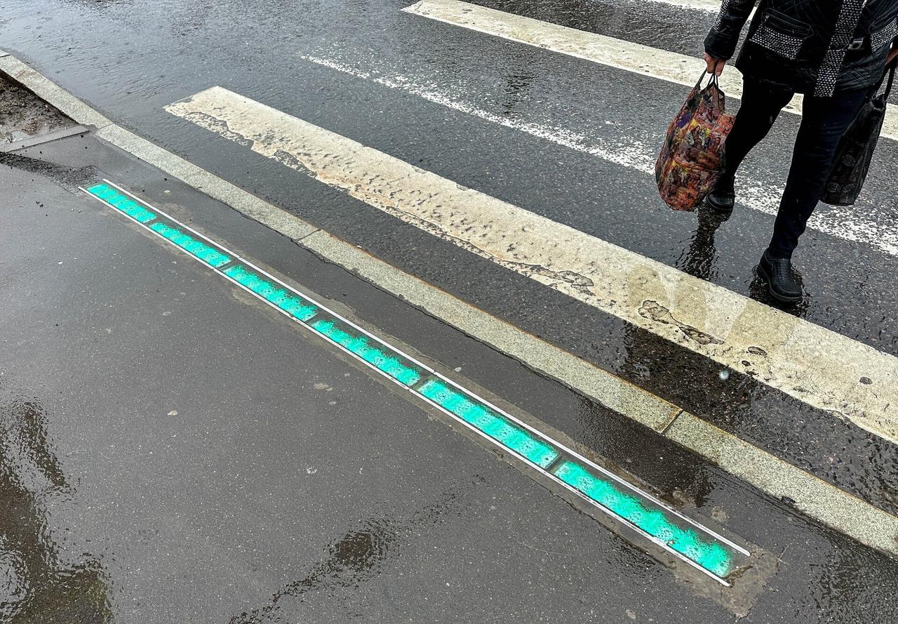 В Москве светофор встроили в асфальт