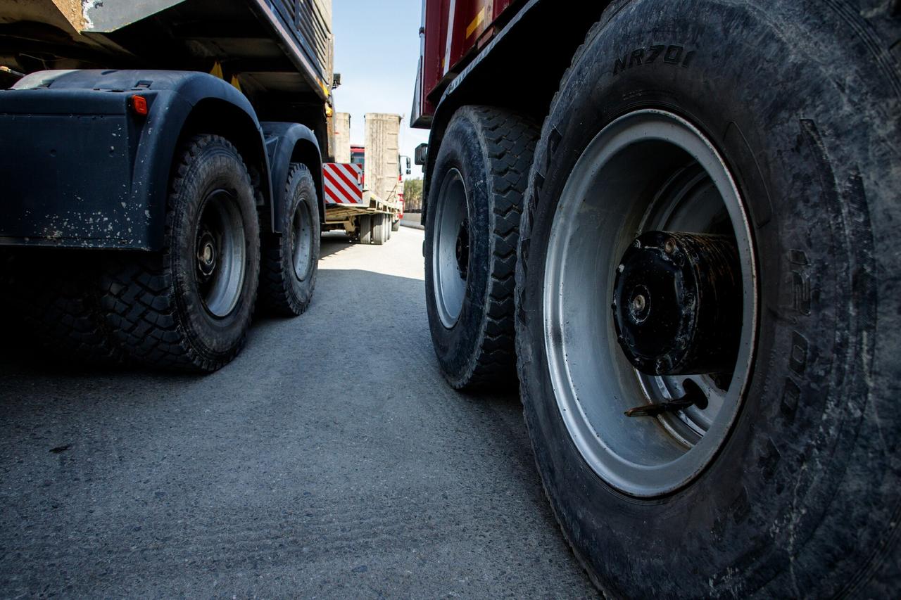 В Москве грузовик опрокинулся и затруднил движение на МКАД