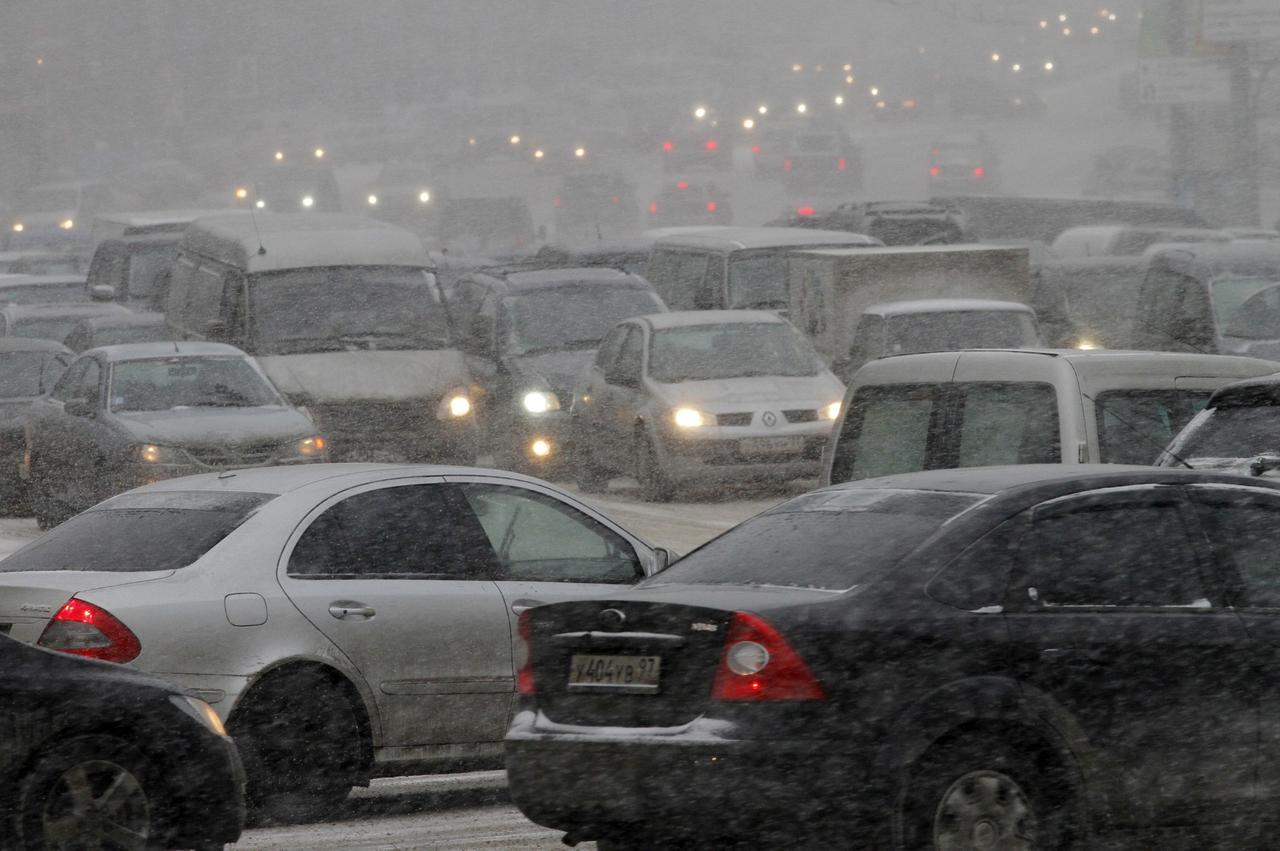 Московских водителей на летней резине призвали отказаться от поездок из-за снега