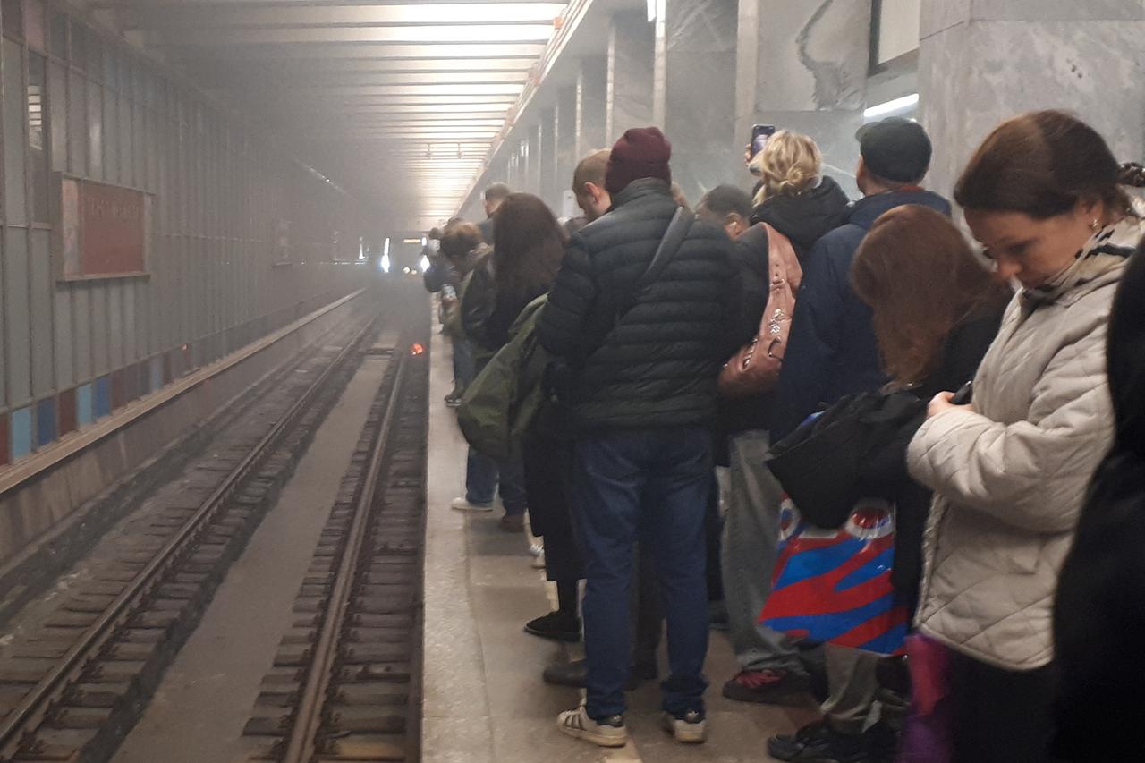 Девушка погибла в результате падения на рельсы в метро Москвы