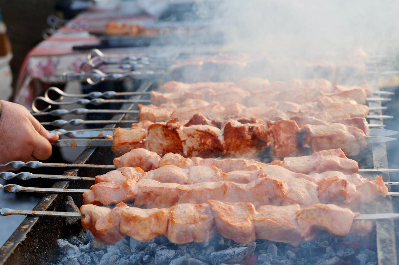Россиянам назвали реальную цену шашлыка на майских праздниках