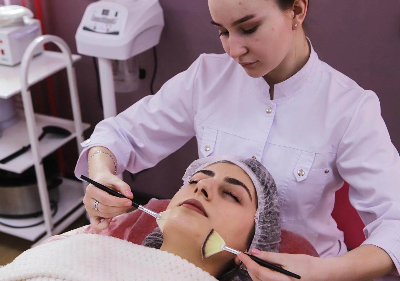 Косметолог поделилась методами для избавления от второго подбородка