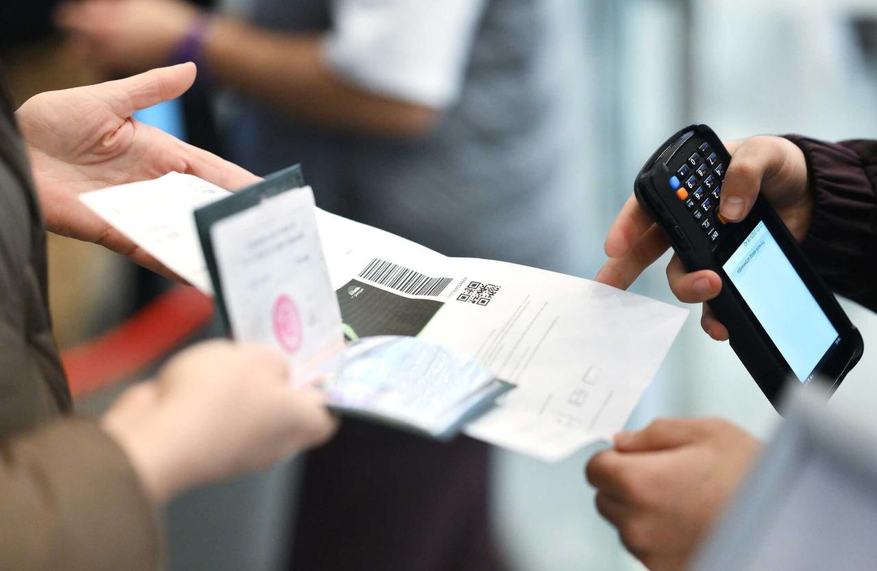 Москвичей попросили распечатывать билеты в театры и музеи до 11 мая