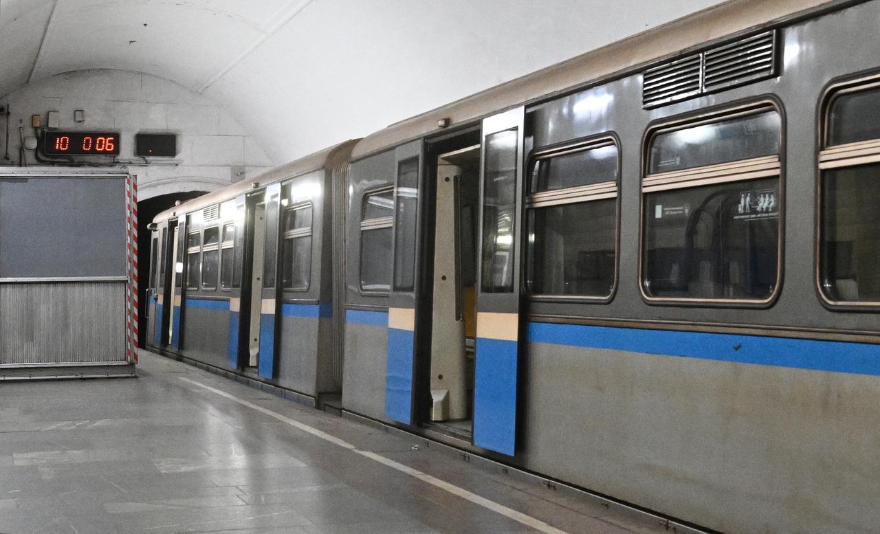 Пьяный москвич прокатился на хвостовой части поезда в метро