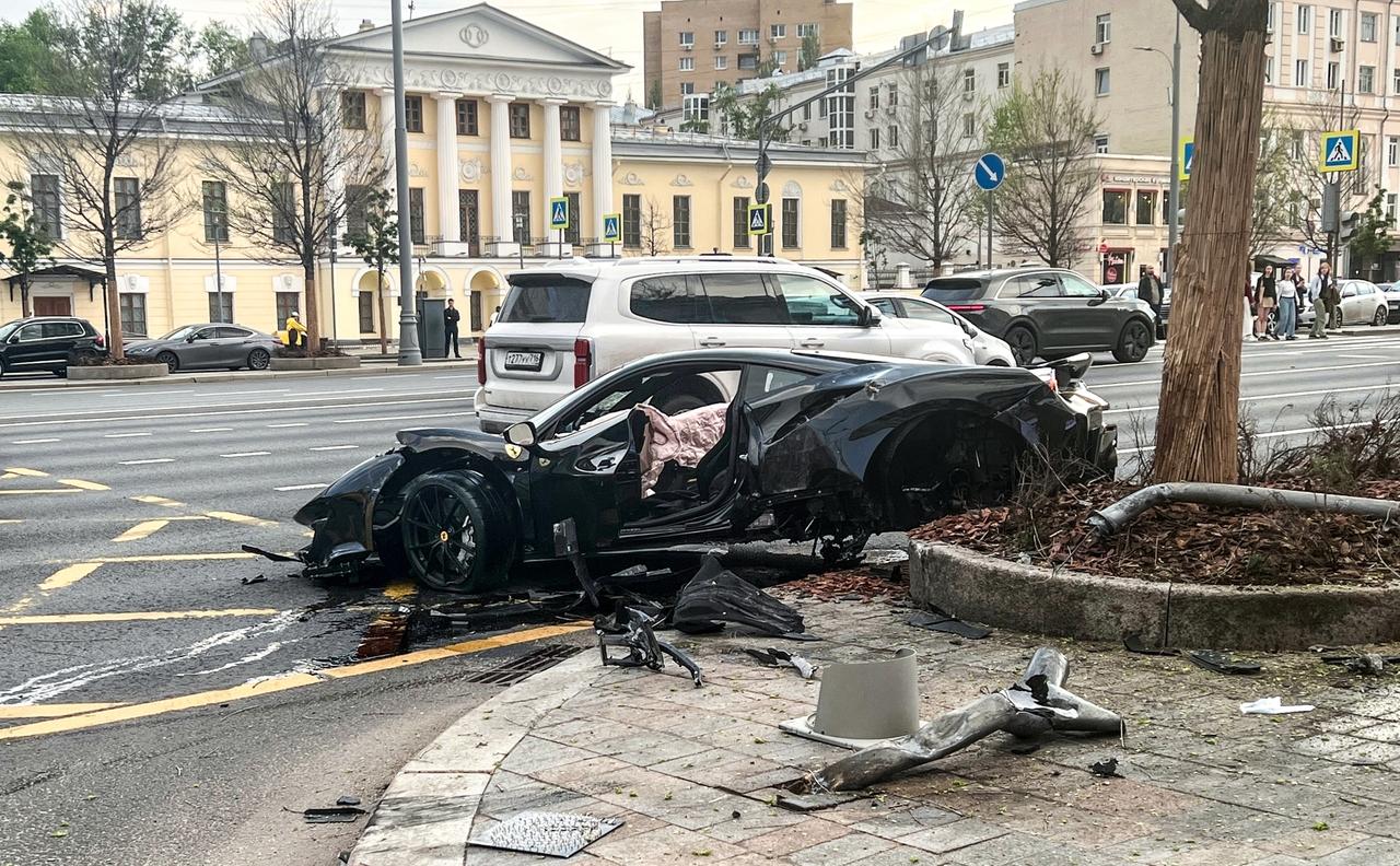 Рэпер Navai на своем Ferrari попал в ДТП в центре Москвы