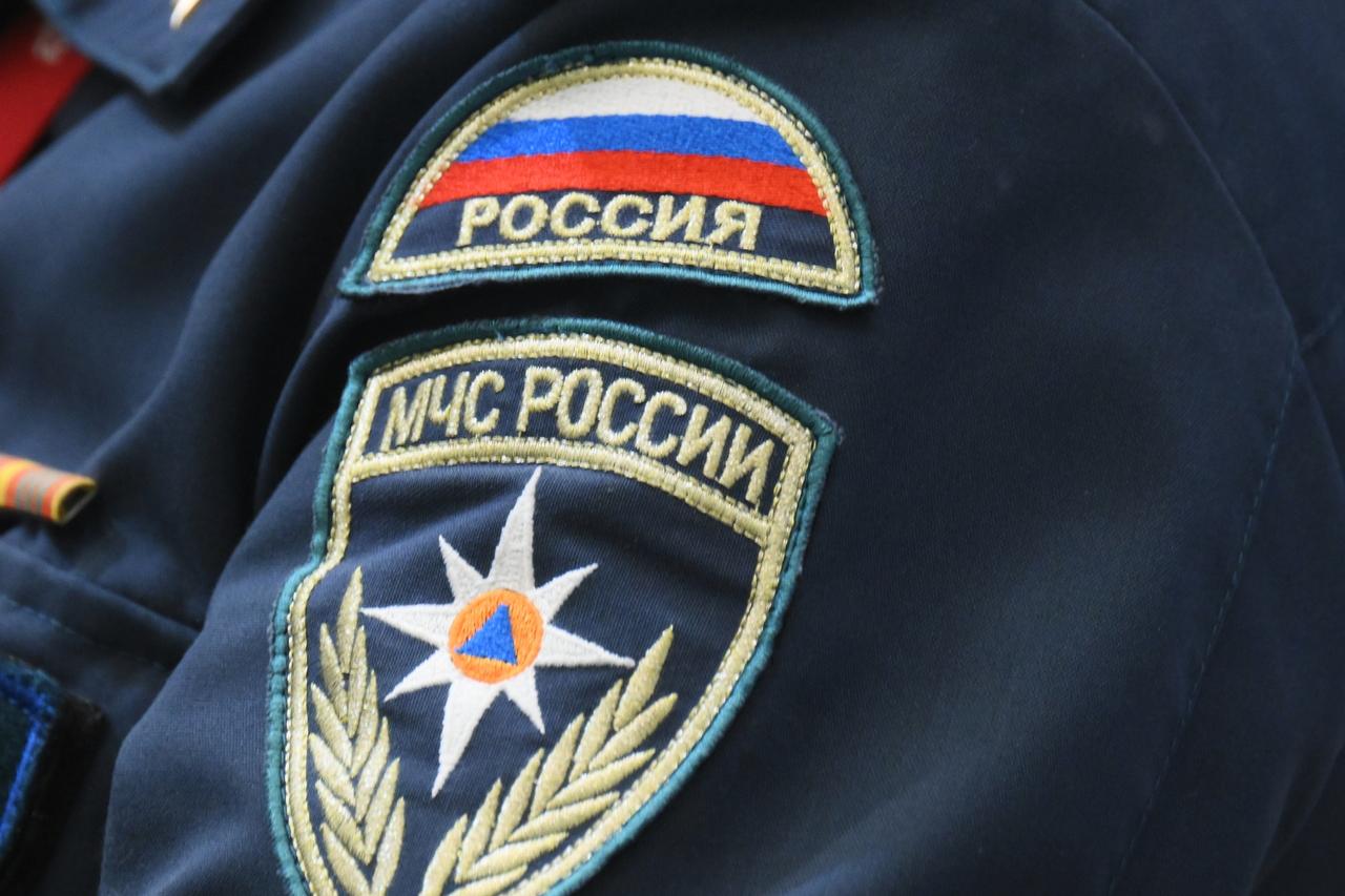 Двухлетнего ребенка заметили на козырьке подъезда в Москве