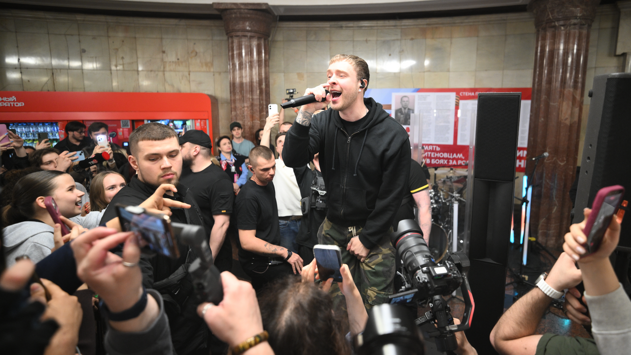 Певец Егор Крид выступил на станции метро «Курская»