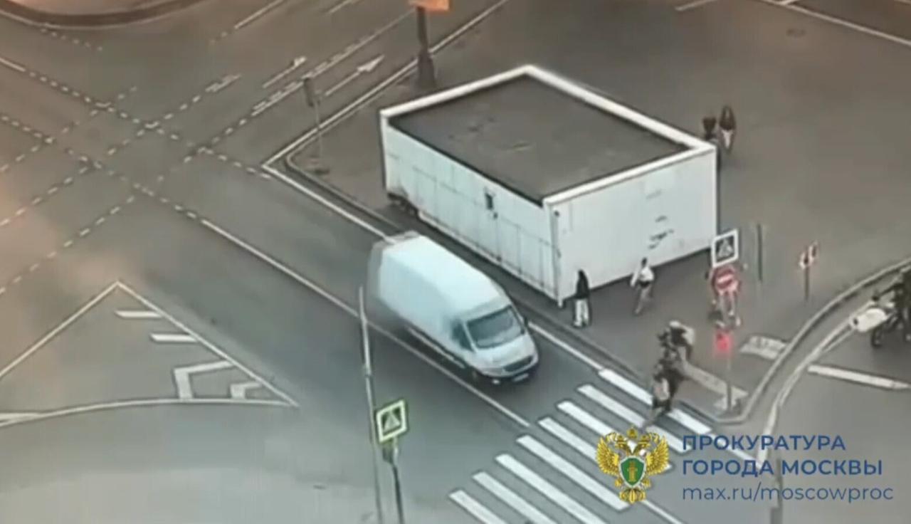 Двое детей на электросамокате попали под колеса автомобиля