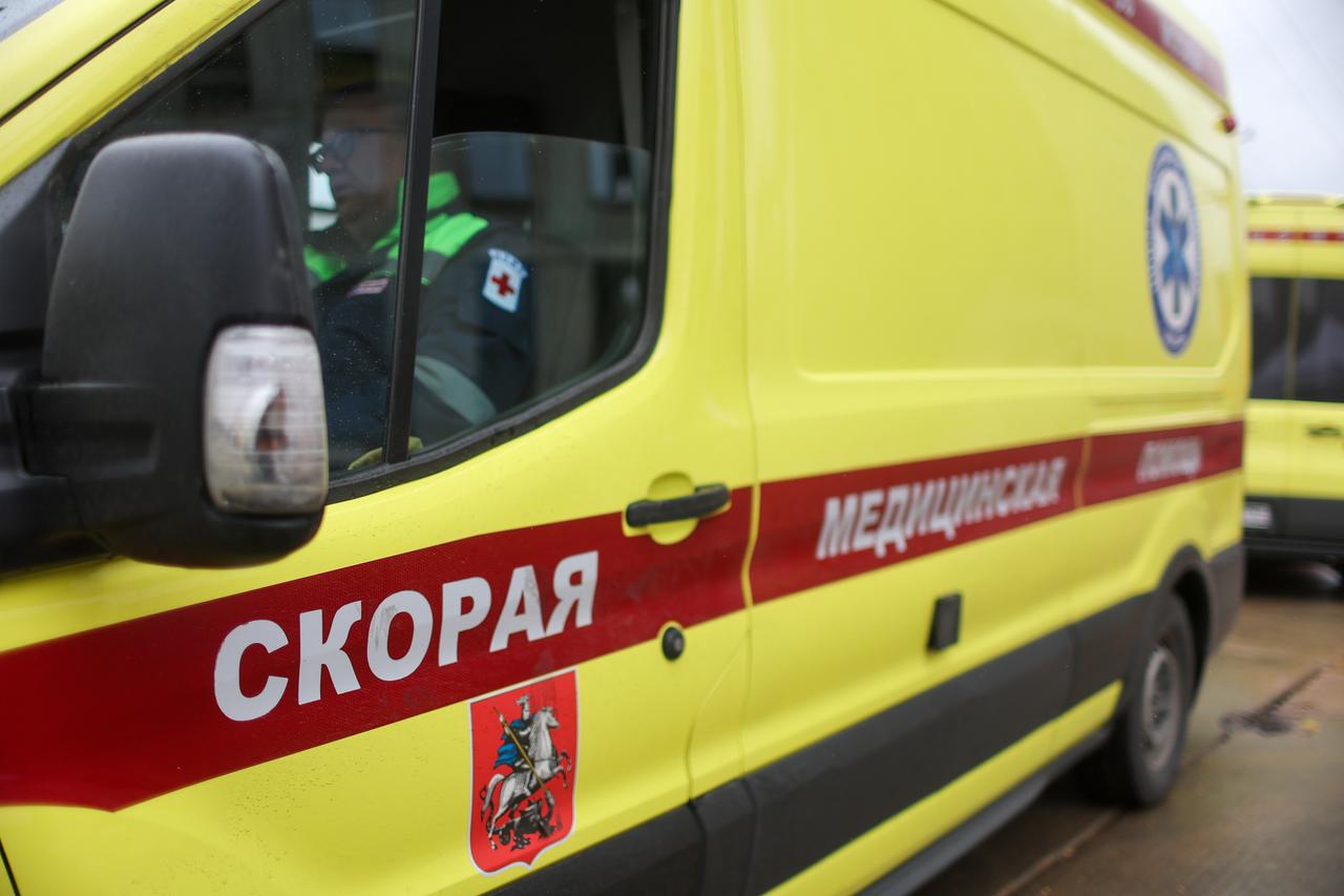 Два человека пострадали после выезда автомобиля на тротуар в Москве