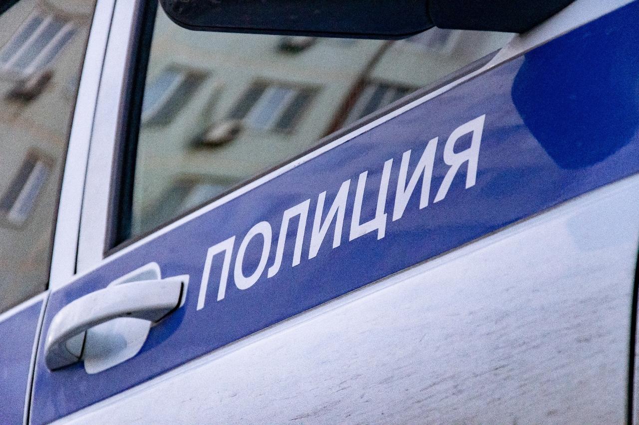 Москвич разбил стекла в алкомаркете и полицейской машине
