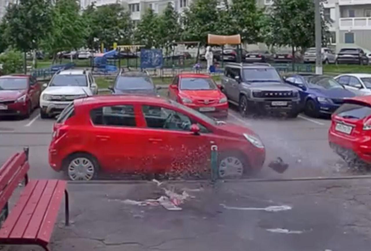 В Подмосковье дети разбили лобовое стекло машины капитошкой