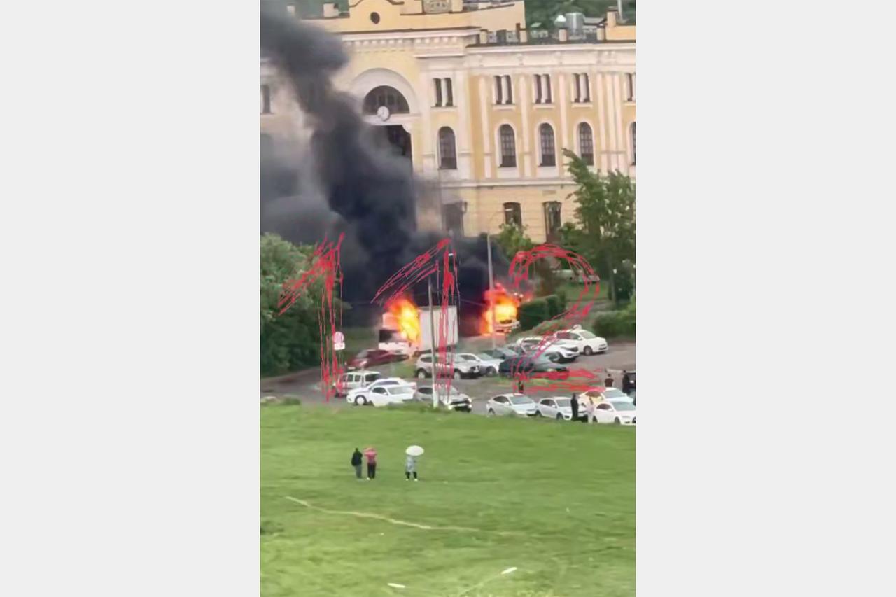 В Подмосковье на стоянке вспыхнули автобус и грузовик