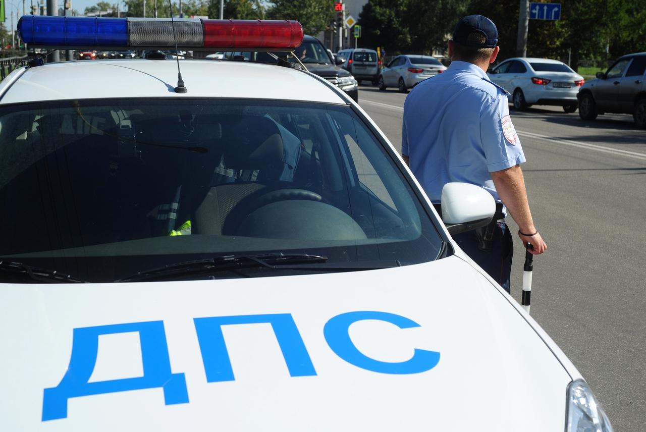 Подростки на электроскутере столкнулись с автомобилем в Москве