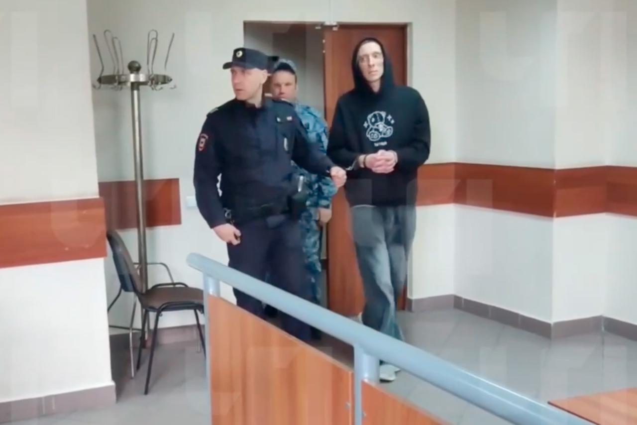 В Москве мужчину задержали после поездки в метро с 13-летней девочкой на коленях