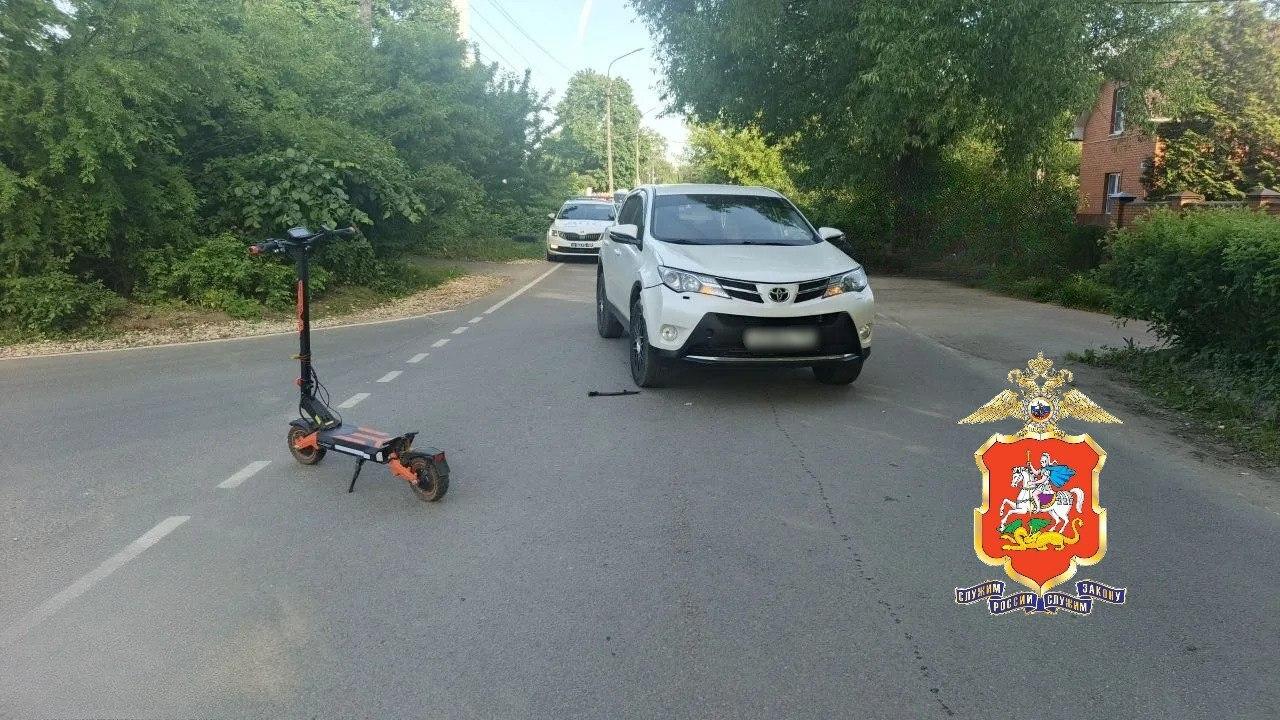 В Подмосковье трое детей на одном самокате попали под колеса автомобиля