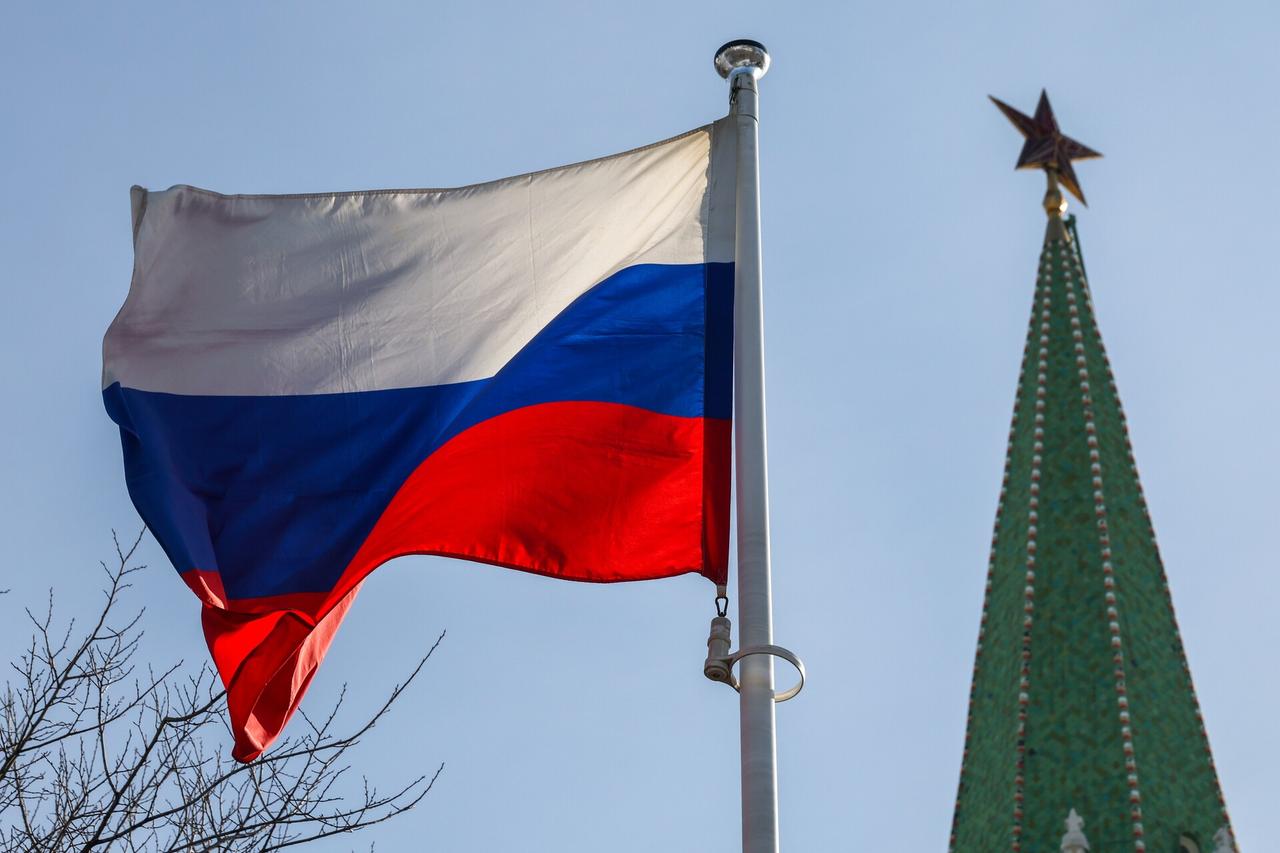 Районы Москвы начали украшать ко Дню России