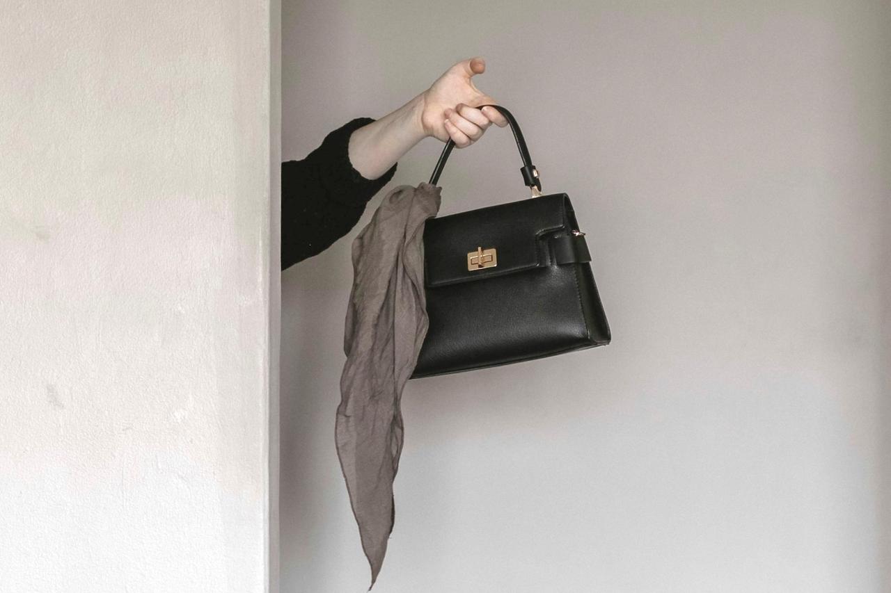 Девушка прилетела в Москву с сумкой Hermes и получила штраф