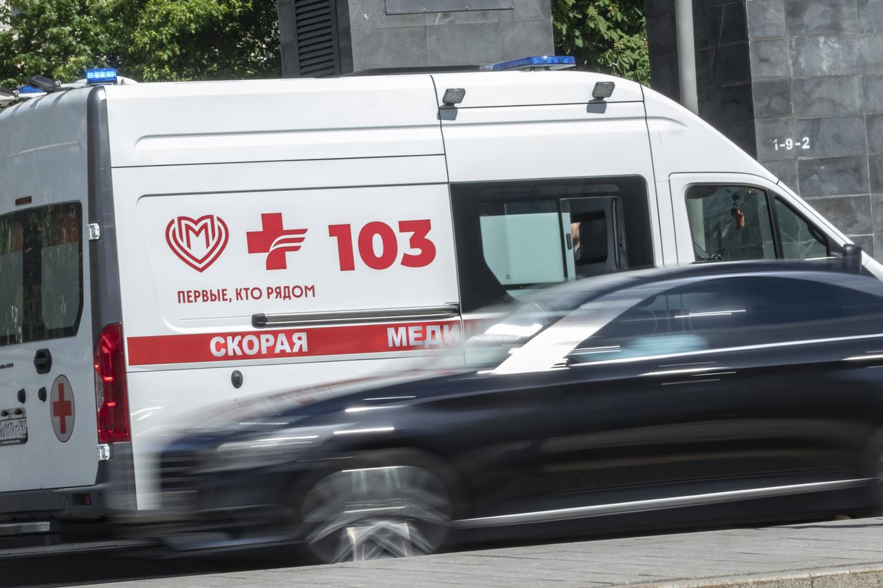 Едва не отрезавшего себе ноги мотоблоком дачника спасли под Москвой