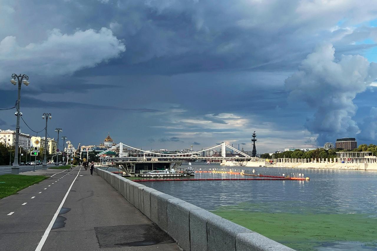 Тело мужчины в брюках и носках нашли в Москве-реке