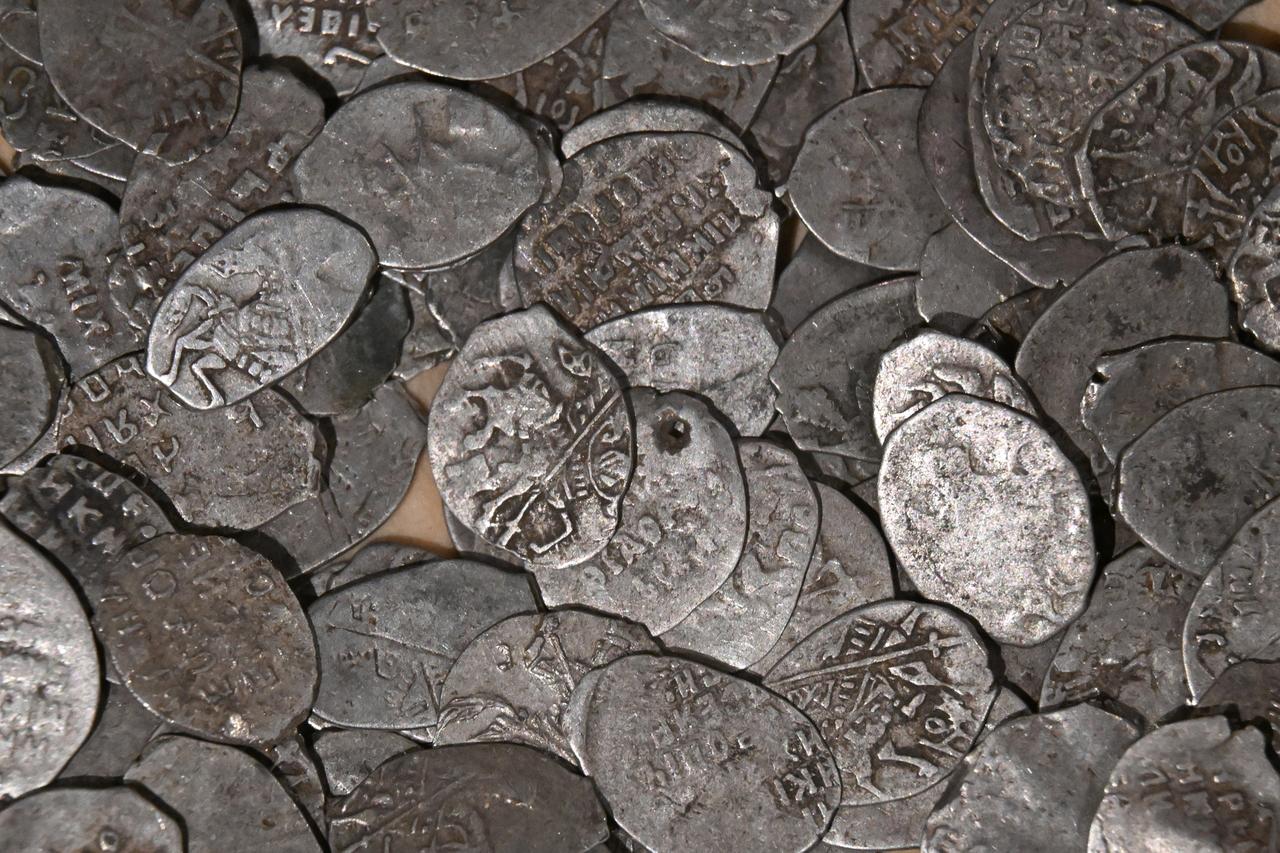 Кувшины с серебром и 6000-летние осколки посуды нашли в Москве